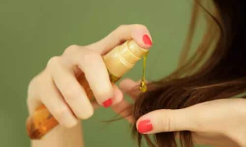 Cura dei capelli con prodotti naturali da trovare in erboristeria